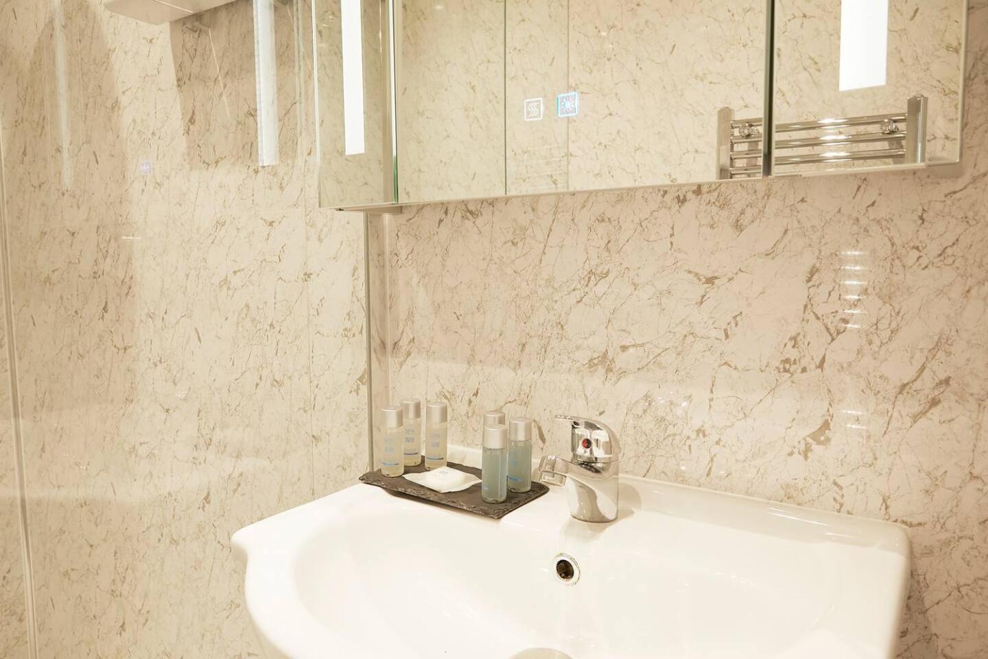 Sea View Serenity Breath Taking Sea View Sleeps 4 สการ์โบโรห์ ภายนอก รูปภาพ